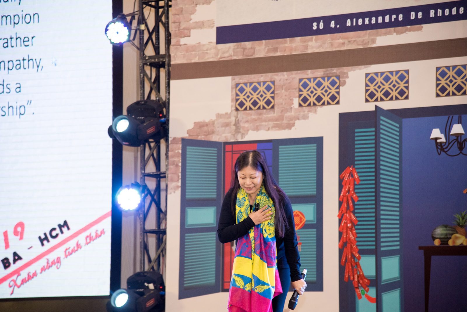Nguyễn Phi Vân speaking on stage